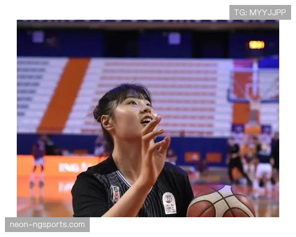 李月汝训练完偷偷吃炸鸡被拍，这自律人设差点绷不住